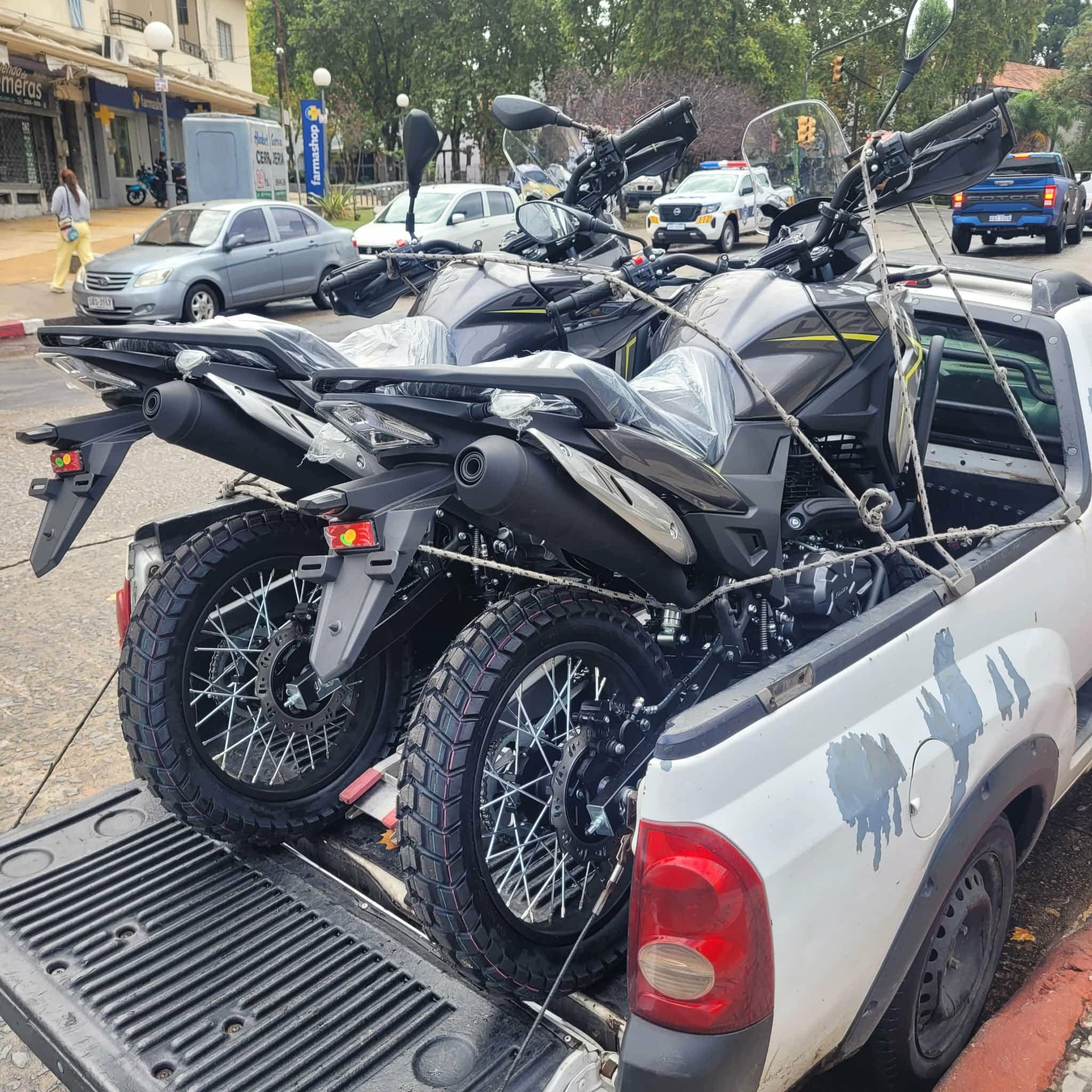 Moto cargada en camioneta Mega Motos